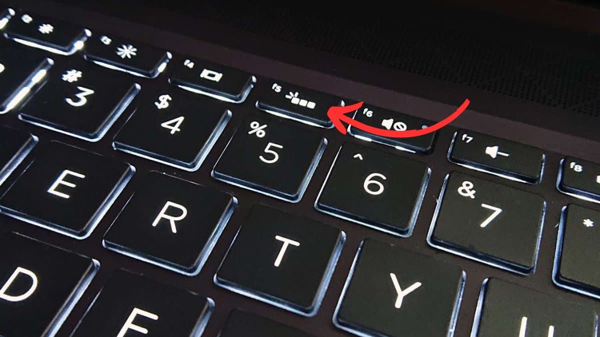 Hướng dẫn cách bật đèn bàn phím laptop HP bằng phím cứng