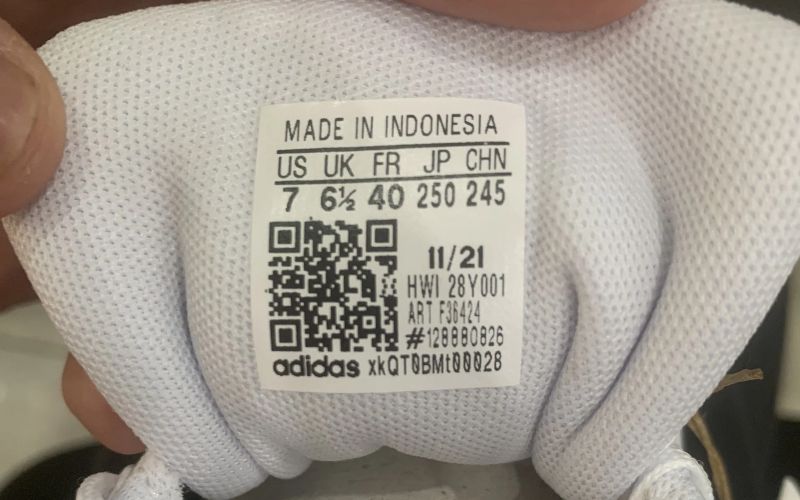 Cách check giày Adidas chính hãng để phân biệt với hàng giả, fake