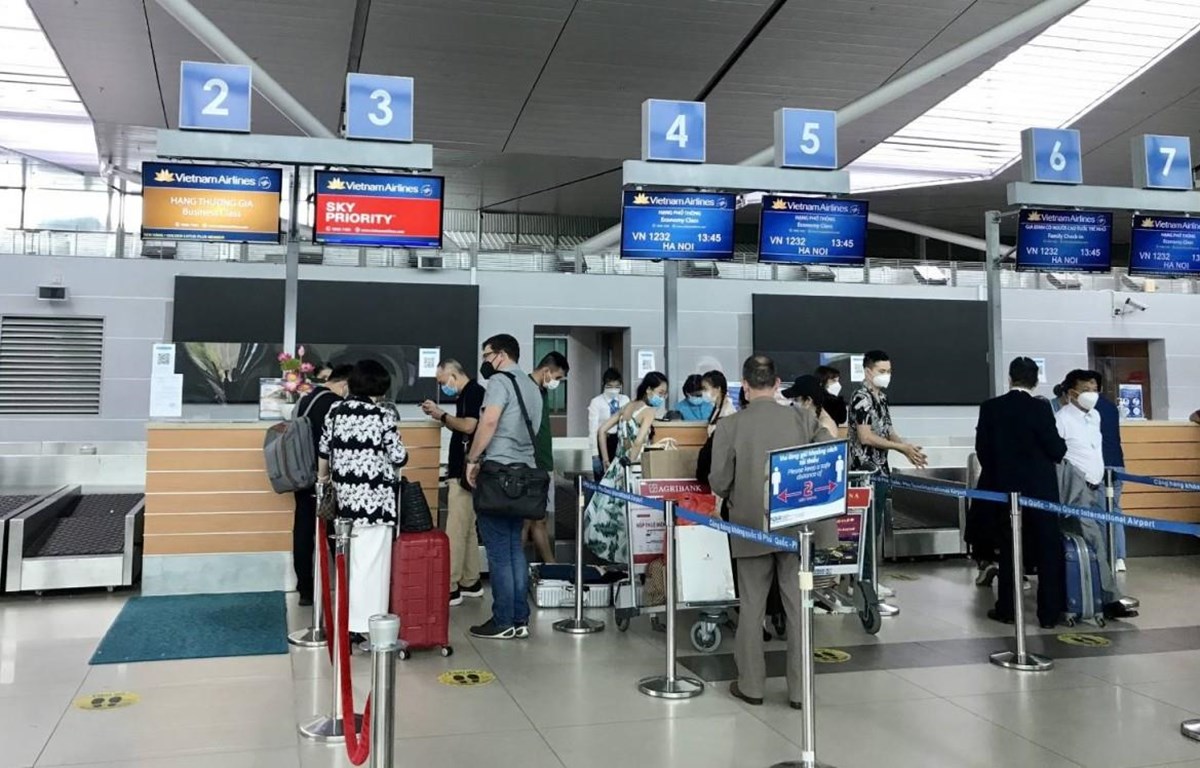 Lần đầu tiên khách bay từ Phú Quốc có thể làm thủ tục trực tuyến | Giao thông | Vietnam+ (VietnamPlus)